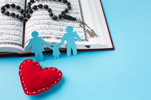 تصویر مفهومی از ازدواج و احکام شرعی، شامل یک کتاب اسلامی باز، المان‌های سنتی اسلامی و یک طراحی خانواده به شکل کاغذی، نمادی از اهمیت تعلیمات دینی و خانواده در عقد و ازدواج